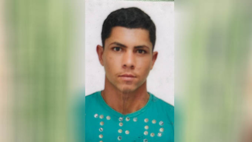 Imagem 1 - Jovem de 23 anos morre em acidente envolvendo caminhão caçamba e motocicleta, em Tibau. O caso aconteceu por volta das 13h desta terça-feira (3), na Avenida Dehon Caenga. A vítima foi identificada como Sydnei Pereira da Silva Filho, de 23 anos. De acordo com o 2º Sargento Madson, da PRE, os dois veículos trafegavam na mesma direção, sentido Grossos/Tibau, quando em determinado momento a caçamba foi entrar em uma rua e acabou colidindo com a motocicleta. O motociclista perdeu o controle e foi atropelado, entrando em óbito ainda no local. Uma ambulância ainda chegou a ser acionada, mas já encontrou o rapaz sem vida. Imagem 1 - Jovem de 23 anos morre em acidente envolvendo caminhão caçamba e motocicleta, em Tibau. O caso aconteceu por volta das 13h desta terça-feira (3), na Avenida Dehon Caenga. A vítima foi identificada como Sydnei Pereira da Silva Filho, de 23 anos. De acordo com o 2º Sargento Madson, da PRE, os dois veículos trafegavam na mesma direção, sentido Grossos/Tibau, quando em determinado momento a caçamba foi entrar em uma rua e acabou colidindo com a motocicleta. O motociclista perdeu o controle e foi atropelado, entrando em óbito ainda no local. Uma ambulância ainda chegou a ser acionada, mas já encontrou o rapaz sem vida.