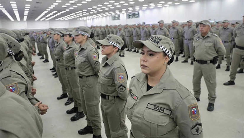 Imagem 1 -  Polícia Militar do RN ganha 1.079 novos soldados; formatura acontece nesta quarta (10). O evento aconteceu no Centro de Convenções de Natal, com a presença da governadora Fátima Bezerra. O curso teve início no dia 1º de novembro de 2023 no Centro de Formação e Aperfeiçoamento da Polícia Militar (CFAPM). Durante os 10 meses de formação, os alunos soldados foram submetidos a uma intensa grade curricular que totalizou 1.480 horas/aula, distribuídas em 44 disciplinas essenciais à atuação policial.