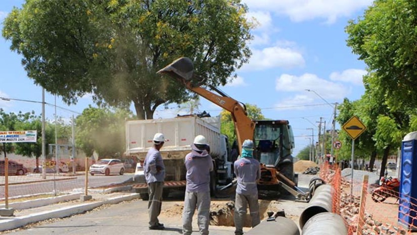 Imagem 1 -  Duas faixas da Av. Abel Coelho serão interditadas para obras da adutora Apodi/Mossoró. A medida é necessária porque tubulações com diferentes finalidades passam no local. Serão interditadas duas faixas da avenida Abel Coelho no sentido Abolição/Centro, em Mossoró. O trecho interditado vai do Supermercado Cidade até o Restaurante Germanos. A orientação é que os motoristas utilizem vias alternativas durante o período que vai desta quarta-feira (18) até a sexta-feira (27). As obras da adutora Apodi/Mossoró seguem cronograma de serviços para que ela esteja pronta em junho de 2025.