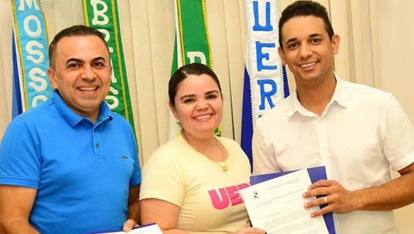 Imagem 1 -  Em visita a Profª. Drª. Cicília Maia, Allyson reafirmou o seu compromisso com a Instituição de Ensino Superior, destacando também a parceria com a universidade ao longo dos últimos três anos e nove meses. Allyson recebeu da reitora uma carta-compromisso elaborada pela Uern, documento em que a instituição apresenta suas ideias e pleitos para os candidatos à Prefeitura de Mossoró. “Nosso compromisso com a Uern é uma realidade, uma parceria que deu certo e vai continuar para seguir impulsionando o desenvolvimento da nossa cidade”, concluiu o prefeito.