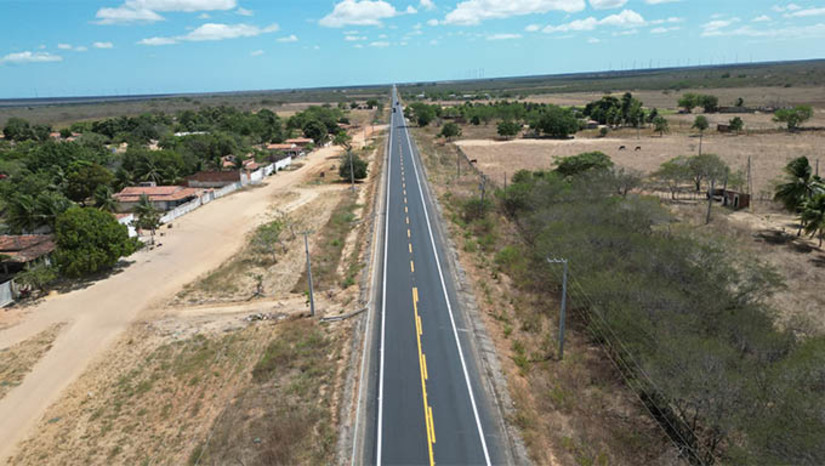 Imagem 1 -  Governo inaugura trecho da RN-401 reconstruído em parceria com a Brava Energia. O trecho de 12 km foi liberado oficialmente para o tráfego de veículos na tarde desta quarta-feira (18). A via dá acesso à cidade de Guamaré, além de praias do Litoral Norte e da refinaria Clara Camarão. A rodovia foi reconstruída em parceria com a Prefeitura de Guamaré e a empresa Brava Energia (antiga 3R Petroleum). “Uma obra de muitas lutas, que finalmente foi alcançada. Por esta estrada passam 30% do PIB industrial do Rio Grande do Norte”, destacou a gerente de Relações Institucionais da Brava Energia, Larissa Dantas.
