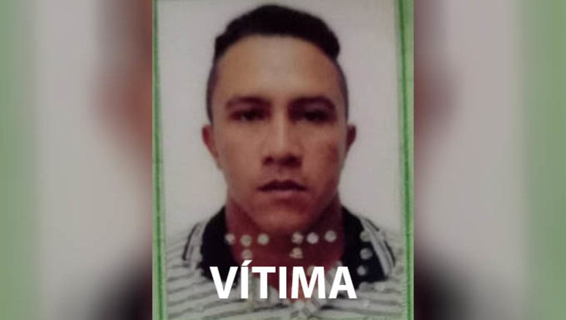 Imagem 1 - Vigilante é preso suspeita de ter cometido um homicídio na Maisa, em Mossoró. A prisão do suspeito, um homem de 36 anos, aconteceu nesta quarta-feira (18). Contra ele, havia um mandado de prisão temporária, expedido pelo Poder Judiciário, que foi cumprido pela equipe da 15ª DHPP de Mossoró, pelo crime de homicídio que vitimou Jacildo Freitas Lima, de 36 anos, no dia 25 de maio de 2024, na Maisa. De acordo com as investigações, o homem, que trabalha como vigilante, também é suspeito de ter cometido outros crimes na região. Imagem 1 - Vigilante é preso suspeita de ter cometido um homicídio na Maisa, em Mossoró. A prisão do suspeito, um homem de 36 anos, aconteceu nesta quarta-feira (18). Contra ele, havia um mandado de prisão temporária, expedido pelo Poder Judiciário, que foi cumprido pela equipe da 15ª DHPP de Mossoró, pelo crime de homicídio que vitimou Jacildo Freitas Lima, de 36 anos, no dia 25 de maio de 2024, na Maisa. De acordo com as investigações, o homem, que trabalha como vigilante, também é suspeito de ter cometido outros crimes na região.