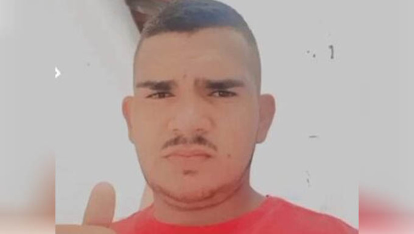 Imagem 1 -  Jovem de 19 anos é morto a tiros às margens da BR-304, em Mossoró. O crime aconteceu no início da tarde desta quinta-feira (19), nas proximidades do Dom Jaime Câmara, na saída para Natal. A vítima foi identificada como Nelson Martins de Oliveira Filho, de 19 anos. O corpo dele foi avistado por populares, próximo a uma cerca, em uma via carroçável. O jovem foi assassinado com vários disparos de arma de fogo, mas não houve testemunhas do crime. A polícia civil vai investigar o caso.