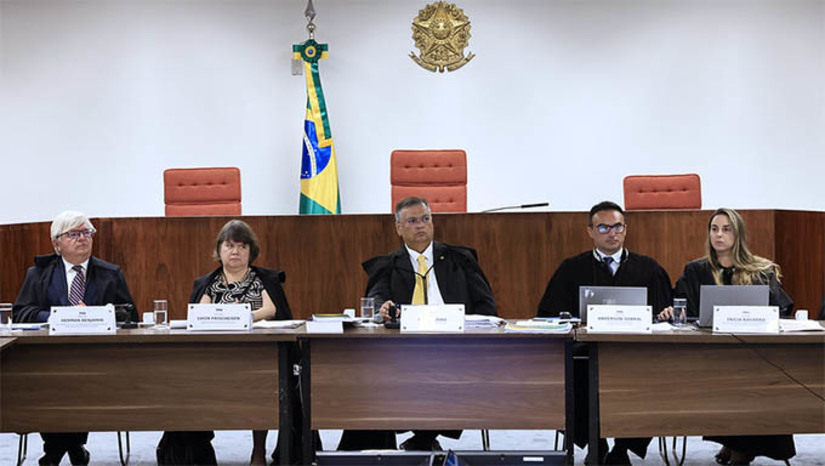 Imagem 1 -  Dino determina prazos para que União, estados e Judiciário cumpram medidas de combate a incêndios . Entre as determinações está a de que as corregedorias dos TJ de 10 estados da Amazônia e do Pantanal e dos TRFs da Primeira e da Terceira Região identifiquem, no prazo de 30 dias, os inquéritos e processos que tratam sobre crimes ambientais em suas regiões. Ao Ministério do Meio Ambiente e ao BNDES foi requerida manifestação sobre projetos emergenciais pendentes de análise, incluindo o projeto emergencial do Estado do Amazonas para uso de recursos do Fundo Amazônia, do qual o BNDES é o gestor. Quanto ao IBAMA e os 10 estados presentes na audiência, estes deverão, em 30 dias, apresentar relatório a partir de fiscalização conjunta que deverá ser realizada nos municípios que concentram 85% dos focos de calor. 
