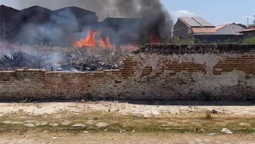 Imagem 1 - O Corpo de Bombeiros foi acionado para conter um incêndio em uma antiga fábrica de óleo localizada na rua Augusto da Escóssia no bairro Paredões, em Mossoró. O prédio está abandonado e não houve registro de feridos. O Corpo de Bombeiros reforça a necessidade de redobrar os cuidados durante o período seco, evitando qualquer tipo de ação que possa causar incêndios, como o descarte de lixo ou materiais inflamáveis nas margens de rodovias e áreas vegetadas. Caso haja qualquer sinal de fogo, é fundamental acionar imediatamente o número 193. Prevenir é essencial para proteger o meio ambiente e a vida silvestre. Imagem 1 - O Corpo de Bombeiros foi acionado para conter um incêndio em uma antiga fábrica de óleo localizada na rua Augusto da Escóssia no bairro Paredões, em Mossoró. O prédio está abandonado e não houve registro de feridos. O Corpo de Bombeiros reforça a necessidade de redobrar os cuidados durante o período seco, evitando qualquer tipo de ação que possa causar incêndios, como o descarte de lixo ou materiais inflamáveis nas margens de rodovias e áreas vegetadas. Caso haja qualquer sinal de fogo, é fundamental acionar imediatamente o número 193. Prevenir é essencial para proteger o meio ambiente e a vida silvestre.