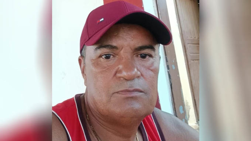 Imagem 1 -  Motociclista morre ao colidir moto em poste no município de Patu. O acidente aconteceu no final da tarde deste domingo (22), no bairro Nova Patu. Segundo informações da polícia militar, a vítima fatal foi identificada como Wilson dos Santos Oliveira. Ele estava pilotando uma motocicleta, quando perdeu o controle do veículo e colidiu em um poste. Quando os policiais chegaram ao local, o condutor já estava sem vida. Um outro homem, que seguia como passageiro da motocicleta, sofreu algumas lesões, mas foi socorrido com vida para o hospital. 