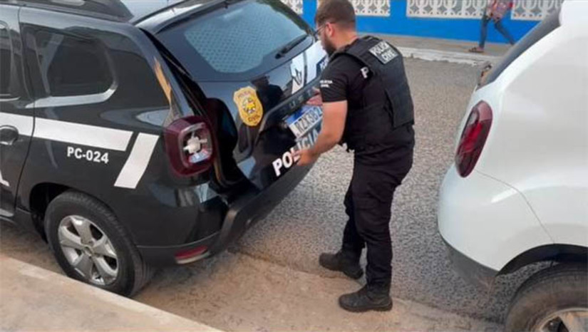 Imagem 1 -  Polícia Civil prende suspeito por tráfico de drogas e associação criminosa em Luís Gomes. O suspeito é um homem de 21 anos. A prisão aconteceu durante o cumprimento de um mandado de busca e apreensão, expedido pelo Poder Judiciário, na residência dele. Durante a realização das diligências, os policiais apreenderam no imóvel apetrechos utilizados no tráfico de drogas, como uma balança de precisão, munições, porções de maconha, uma quantia em dinheiro fracionado e uma arma de fogo.