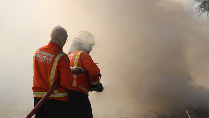 Imagem 1 -  Dez bombeiros do RN irão reforçar combate a incêndios na fronteira entre Brasil e Bolívia. Os militares do estado serão enviados para ajudar nas operações nesta quarta-feira (25). A missão é parte de uma cooperação humanitária coordenada pelo Ministério das Relações Exteriores, em resposta ao aumento significativo dos focos de incêndio na região, que abrange aproximadamente 133 km. As queimadas ameaçam comunidades indígenas e importantes áreas de preservação ambiental, como o Parque Estadual de Corumbiara, em Rondônia, e o Parque Estadual Ricardo Franco, no Mato Grosso.