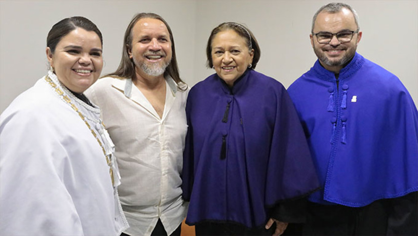 Imagem 1 -  Título ao forrozeiro foi entregue pela Governadora Fátima Bezerra e a reitora Cicília Maia em soledade realizada dentro dos festejos da Liberdade, nesta sexta-feira, 27, em Mossoró-RN. Na mesma ocasião, além de outros títulos igualmente importantes, a governadora consolidou o termo de doação do terreno para ampliar o Campus da UERN, em Assu-RN. “É um farol que nos ilumina na defesa da liberdade, da democracia e da cidadania”, afirmou a governadora Fátima Bezerra, que se despede de Mossoró neste sábado, 28.