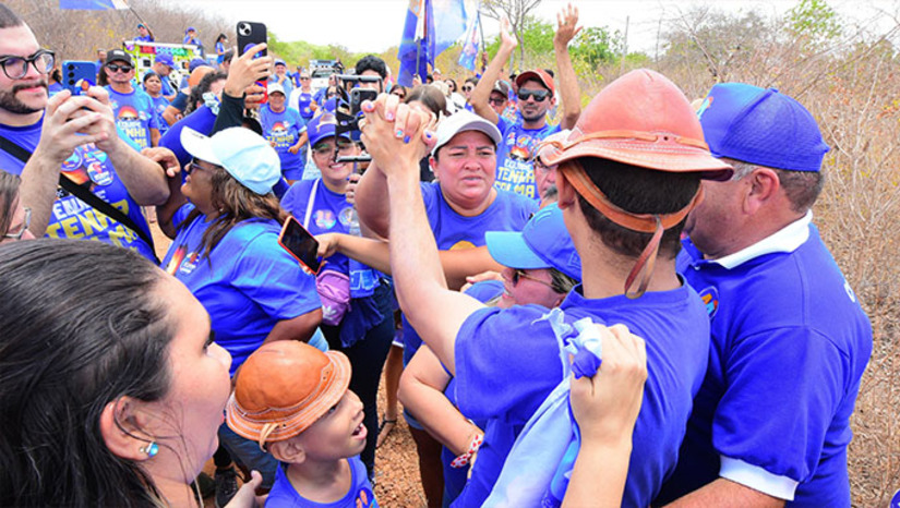 Imagem 1 -  O prefeito Allyson Bezerra caminhou pela zona rural ao longo desta quinta-feira (3), percorrendo, ao lado do povo, as comunidades de Puxa Boi, São João da Várzea, Camurupim, Passagem do Rio e Picada.  Por onde passou, Allyson recebeu o carinho das pessoas e reforçou o seu compromisso por Mossoró, ao mesmo tempo que prestava contas das obras realizadas e as que estão em andamento, como construção de UBS, escolas, pontes, ruas, estradas de acesso e abastecimento da zona rural. Foto: Célio Duarte