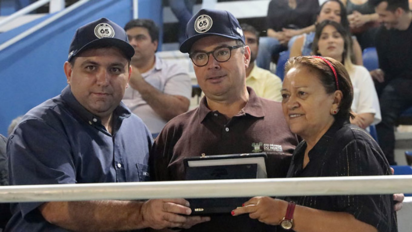 Imagem 1 - A revelação foi feita pelo secretário Guilherme Saldanha (ao centro na foto), da Agricultura, da Pecuária e da Pesca, na Abertura da Festa do Boi 2024. Em 2017, a produção de leite no RN era de 350 mil litros de leite de vaca. Em 2024, este número está em 750 mil. "Crescemos em todos os setores: na fruticultura, na cana de açúcar, na agroindústria, na produção de ovos, na criação de camarão. Este ano, as exportações da fruticultura devem chegar a 200 milhões de dólares (R$ 1,1 bilhão pelo câmbio atual). Imagem 1 - A revelação foi feita pelo secretário Guilherme Saldanha (ao centro na foto), da Agricultura, da Pecuária e da Pesca, na Abertura da Festa do Boi 2024. Em 2017, a produção de leite no RN era de 350 mil litros de leite de vaca. Em 2024, este número está em 750 mil. "Crescemos em todos os setores: na fruticultura, na cana de açúcar, na agroindústria, na produção de ovos, na criação de camarão. Este ano, as exportações da fruticultura devem chegar a 200 milhões de dólares (R$ 1,1 bilhão pelo câmbio atual).
