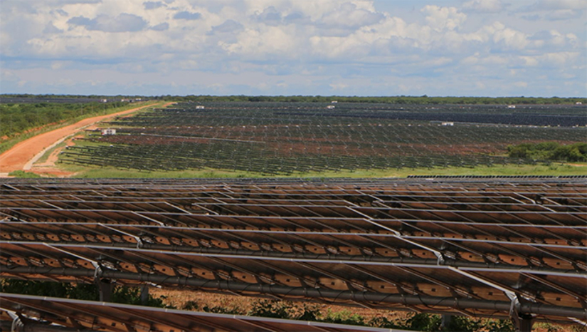 Imagem 1 -  Mercedes-Benz e Raízen Power anunciam parceria em projeto de geração de energia fotovoltaica no RN. A montadora terá participação societária na usina do projeto Dunamis, em construção pela Raízen, o que lhe permitirá obter de fonte renovável a energia necessária ao funcionamento das suas fábricas no Brasil. “Trata-se de mais um projeto que confirma o protagonismo do Estado em energias renováveis, desta vez com a presença de uma montadora do porte e importância econômica da Mercedes-Benz do Brasil”, afirmou o secretário de Desenvolvimento Econômico, Sílvio Torquato.