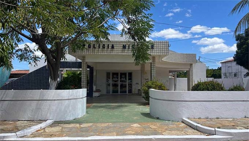 Imagem 1 - Os procedimentos na unidade haviam sido suspensos no último dia 10 devido a falta de equipamentos cirúrgicos. O Portal Mossoró Hoje entrou em contato com a assessoria da Secretaria de estado da Saúde Pública (Sesap) nesta segunda-feira (14) que informou que a situação junto às empresas responsáveis pelos equipamentos já foi resolvida. “A situação junto as empresas fornecedoras já foi resolvida, e os equipamentos já estão sendo entregues porém, o arco cirúrgico teve que passar por um conserto e parte dos procedimentos estão suspensos. Previsão de retorno na quarta-feira dia 16”, informou a assessoria. As cirurgias ortopédicas estão sendo realizadas no Hospital da Polícia Militar em decorrência da reforma no HRTM. Imagem 1 - Os procedimentos na unidade haviam sido suspensos no último dia 10 devido a falta de equipamentos cirúrgicos. O Portal Mossoró Hoje entrou em contato com a assessoria da Secretaria de estado da Saúde Pública (Sesap) nesta segunda-feira (14) que informou que a situação junto às empresas responsáveis pelos equipamentos já foi resolvida. “A situação junto as empresas fornecedoras já foi resolvida, e os equipamentos já estão sendo entregues porém, o arco cirúrgico teve que passar por um conserto e parte dos procedimentos estão suspensos. Previsão de retorno na quarta-feira dia 16”, informou a assessoria. As cirurgias ortopédicas estão sendo realizadas no Hospital da Polícia Militar em decorrência da reforma no HRTM.
