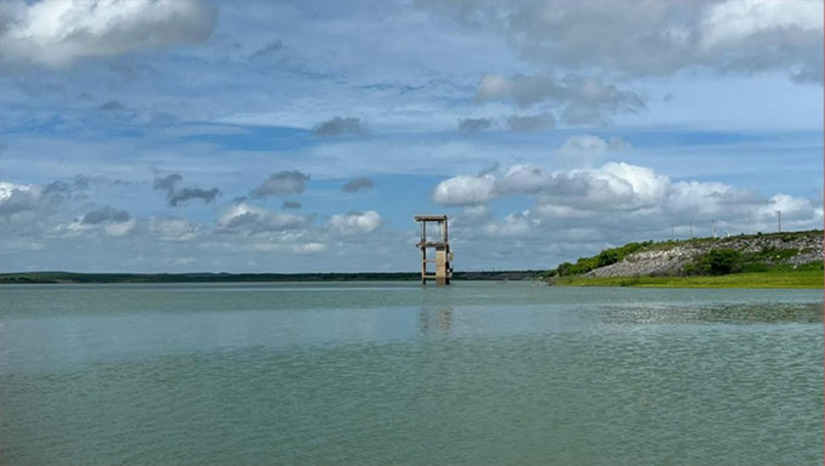 Imagem 1 - O maior reservatório do Rio Grande do Norte, barragem Engenheiro Armando Ribeiro Gonçalves, está com 73,90% de sua capacidade armazenamento de 2,4 bilhões de metros cúbicos de água e o segundo maior reservatório, A Barragem de Santa Cruz, está com 75,32% de sua capacidade de 600 milhões de metros cúbicos de água; Estes dois reservatórios são fundamentais no abastecimento humano na região Central, Vale do Açu, Seridó Mossoró e Alto Oeste Potiguar. Imagem 1 - O maior reservatório do Rio Grande do Norte, barragem Engenheiro Armando Ribeiro Gonçalves, está com 73,90% de sua capacidade armazenamento de 2,4 bilhões de metros cúbicos de água e o segundo maior reservatório, A Barragem de Santa Cruz, está com 75,32% de sua capacidade de 600 milhões de metros cúbicos de água; Estes dois reservatórios são fundamentais no abastecimento humano na região Central, Vale do Açu, Seridó Mossoró e Alto Oeste Potiguar.