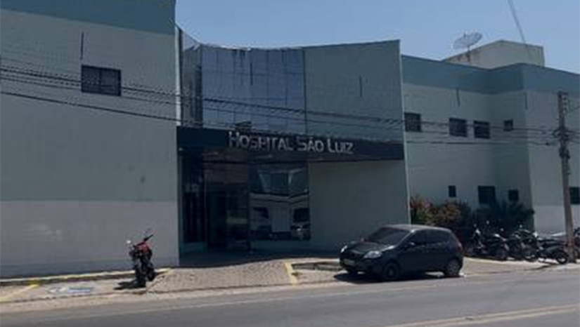 Imagem 1 -  UTI do Hospital São Luiz passa por princípio de incêndio; pacientes foram transferidos. Segundo o diretor-clínico do hospital, Dr. Dário Giordano, o incidente aconteceu durante a madrugada desta terça-feira (15). Sete pacientes estavam internados na unidade no momento em que as chamas começaram, a partir de um curto-circuito em um ar-condicionado. O médico explicou que os pacientes foram rapidamente retirados do local para outras alas e, após estabilizados, transferidos para outros hospitais do município de Mossoró. “Graças a Deus, apenas danos materiais”, afirmou o médico.