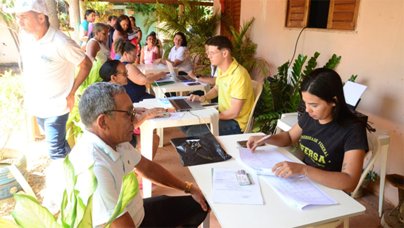 Imagem 1 -  Agricultores da Comunidade do Poço 10 recebem mutirão para emissão e atualização de documentos. O mutirão na comunidade, localizada no polo Maísa, zona rural de Mossoró, aconteceu nesta terça-feira (15). A medida, voltada aos agricultores e agricultoras familiares do local, foi promovida pela Secretaria Municipal da Agricultura e Desenvolvimento Rural (Seadru) e Secretaria Municipal da Assistência Social e da Cidadania (Semasc). A iniciativa visa o fortalecimento das políticas públicas na zona rural.