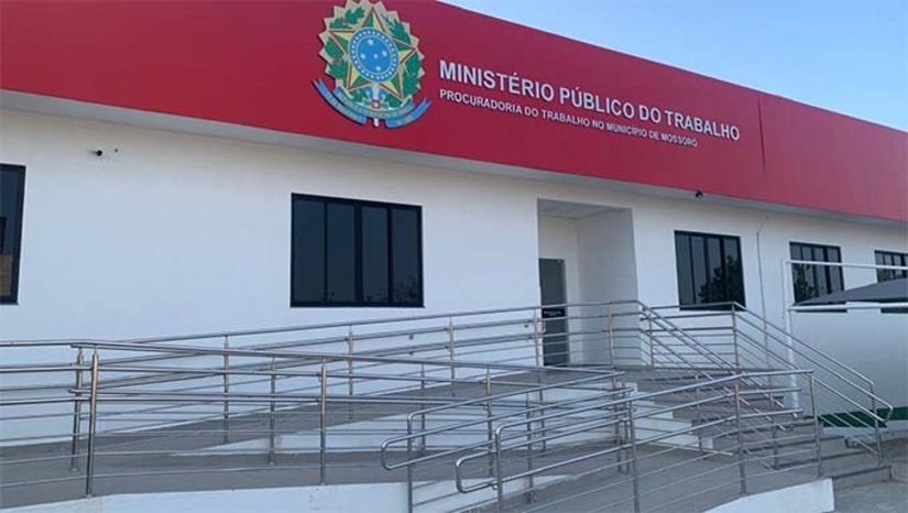 Imagem 1 - O prédio já esta em funcionamento e atende Mossoró e outros 75 municípios que fazem parte de sua área de abrangência, O crescimento e capilarização do MPT busca eliminar a distância física entre os trabalhadores da região e a instituição. O MPT tem sede em Mossoró desde 2005 e lida principalmente com o combate ao trabalho escravo, trabalho infantil e tráfico de pessoas, irregularidades da administração pública, trabalho portuário, assédio eleitoral e discriminação e transgressões ao meio ambiente de trabalho no município e região. A inauguração acontece quinta- feira (17) às 17h na Av. Jorge Coelho de Andrade, número 962, no bairro Presidente Costa e Silva. Imagem 1 - O prédio já esta em funcionamento e atende Mossoró e outros 75 municípios que fazem parte de sua área de abrangência, O crescimento e capilarização do MPT busca eliminar a distância física entre os trabalhadores da região e a instituição. O MPT tem sede em Mossoró desde 2005 e lida principalmente com o combate ao trabalho escravo, trabalho infantil e tráfico de pessoas, irregularidades da administração pública, trabalho portuário, assédio eleitoral e discriminação e transgressões ao meio ambiente de trabalho no município e região. A inauguração acontece quinta- feira (17) às 17h na Av. Jorge Coelho de Andrade, número 962, no bairro Presidente Costa e Silva.