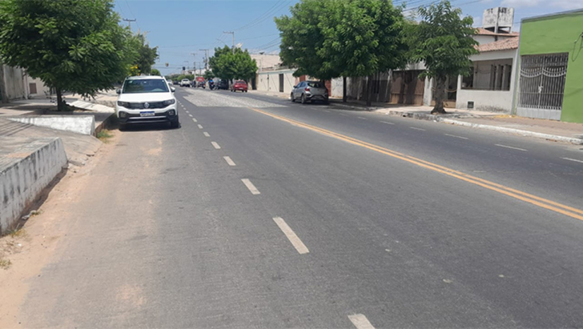 Imagem 1 -  Obra de substituição de tubulação de esgoto em Mossoró será iniciada na segunda, 21. O trabalho será realizado na Avenida Alberto Maranhão, no Bom Jardim, e deverá durar aproximadamente dois meses, sendo realizado em etapas, minimizando os impactos de obras dessa natureza. A orientação é que, a partir da 8h horas da segunda-feira (21), os motoristas procurem ruas alternativas e evitem o trecho da Avenida Alberto Maranhão, entre a Rua Delfin Moreira e a Rua Afonso Pena. No serviço estão sendo investidos R$ 2,1 milhões com recursos próprios.