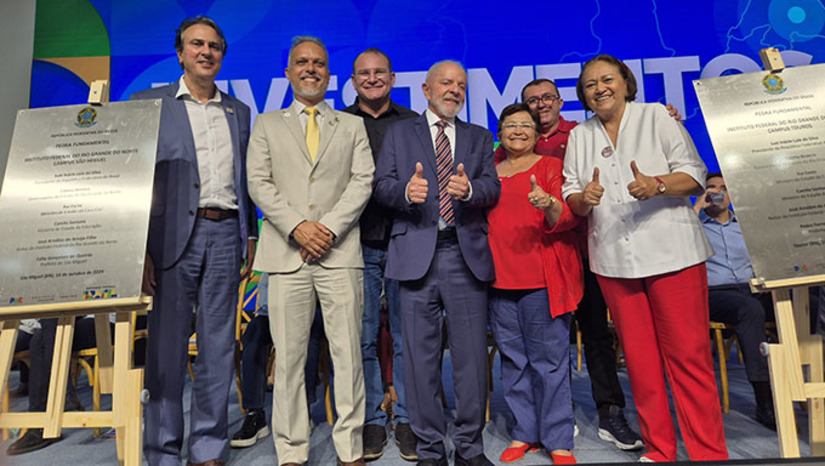 Imagem 1 - Investimentos foram apresentados pelo ministro Camilo Santana, da Educação, durante visita a Natal nesta quarta-feira, ao lado do presidente Lula. Serão R$ 108 milhões para as universidades federais (IFRN e UFERSA) e R$ 88,6 milhões para o IFRN. Além disso, o estado receberá R$ 450 milhões de aporte do Novo PAC para a educação básica. Isso vai custear creches (R$ 181,9 milhões em 41 municípios); escola de tempo integral (R$ 235,3 milhões em 24 municípios); e ônibus escolares (R$ 32,7 milhões em 69 municípios). Imagem 1 - Investimentos foram apresentados pelo ministro Camilo Santana, da Educação, durante visita a Natal nesta quarta-feira, ao lado do presidente Lula. Serão R$ 108 milhões para as universidades federais (IFRN e UFERSA) e R$ 88,6 milhões para o IFRN. Além disso, o estado receberá R$ 450 milhões de aporte do Novo PAC para a educação básica. Isso vai custear creches (R$ 181,9 milhões em 41 municípios); escola de tempo integral (R$ 235,3 milhões em 24 municípios); e ônibus escolares (R$ 32,7 milhões em 69 municípios).