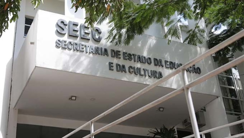 Imagem 1 - De acordo com Janeayre Souto, presidente do Sindicato dos Trabalhadores do Serviço Público da Administração Direta do RN (Sinsp), a Secretaria de Educação tem 19 mil professores, porém apenas 11 mil trabalham e somente 7 mil estão efetivamente em sala de aula. Ela defende que o Estado convoque para trabalhar os 8 mil restantes. A direção do SINSP está preparando junto a sua assessoria jurídica uma representação que será protocolada no Ministério Público Estadual para apurar irregularidades no concurso público para professor, anunciado pela governadora Fátima Bezerra. Imagem 1 - De acordo com Janeayre Souto, presidente do Sindicato dos Trabalhadores do Serviço Público da Administração Direta do RN (Sinsp), a Secretaria de Educação tem 19 mil professores, porém apenas 11 mil trabalham e somente 7 mil estão efetivamente em sala de aula. Ela defende que o Estado convoque para trabalhar os 8 mil restantes. A direção do SINSP está preparando junto a sua assessoria jurídica uma representação que será protocolada no Ministério Público Estadual para apurar irregularidades no concurso público para professor, anunciado pela governadora Fátima Bezerra.