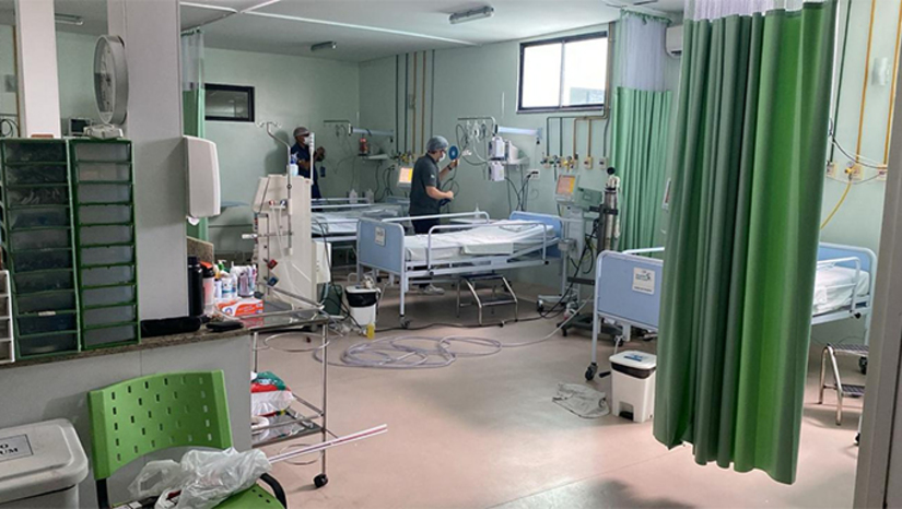 Imagem 1 - Hospital São Luiz volta a realizar internações em UTI após princípio de incêndio no início da semana. Na madrugada da terça-feira (15), sete pacientes tiveram que ser removidos às pressas da UTI do hospital, após a sala passar por um princípio de incêndio. No dia, o diretor-clínico da unidade de saúde conversou com a reportagem do MOSSORÓ HOJE e informou que o hospital possuía duas salas de UTI, mas apenas uma em funcionamento. Neste caso a segunda sala passaria a ser utilizada até que fossem realizados reparos na que foi atingida pelas chamas. Nesta quinta-feira (17), a assessoria do São Luiz informou, por meio de nota, que os 10 leitos de UTI da unidade já estão aptos a receber pacientes. Imagem 1 - Hospital São Luiz volta a realizar internações em UTI após princípio de incêndio no início da semana. Na madrugada da terça-feira (15), sete pacientes tiveram que ser removidos às pressas da UTI do hospital, após a sala passar por um princípio de incêndio. No dia, o diretor-clínico da unidade de saúde conversou com a reportagem do MOSSORÓ HOJE e informou que o hospital possuía duas salas de UTI, mas apenas uma em funcionamento. Neste caso a segunda sala passaria a ser utilizada até que fossem realizados reparos na que foi atingida pelas chamas. Nesta quinta-feira (17), a assessoria do São Luiz informou, por meio de nota, que os 10 leitos de UTI da unidade já estão aptos a receber pacientes.