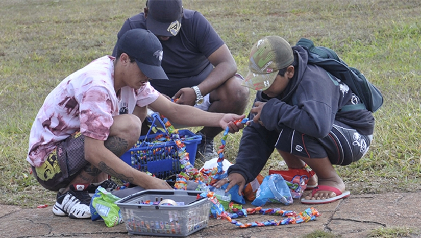   1,6 milhão de crianças e adolescentes estavam em situação de trabalho infantil em 2023 no Brasil. O dado é da Pnad Contínua sobre o Trabalho das Crianças e Adolescentes de 5 a 17 anos, divulgado pelo IBGE, nesta sexta-feira (18). Para a Organização Internacional do Trabalho (OIT), o trabalho infantil é aquele que é perigoso e prejudicial à saúde e ao desenvolvimento mental, físico, social ou moral das crianças e que interfere na sua escolarização. O conceito de trabalho infantil considera a faixa etária, o tipo de atividade, as horas trabalhadas, a frequência à escola, a periculosidade e a informalidade. Ainda segundo a pesquisa, o contingente de crianças em situação de trabalho infantil (1,607 milhão) em 2023 caiu 14,6% frente a 2022 (1,881 milhão).