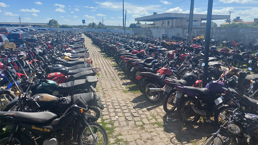 Imagem 1 - Detran vai realizar leilão de veículos apreendidos no RN na próxima terça, 22. O leilão contempla 154 lotes, sendo 109 de veículos e 45 lotes de sucatas, e ocorrerá na próxima terça-feira (22), às 10h, em formato online por meio do site Lance Certo Leilões, permitindo a participação de interessados de qualquer localidade. Serão leiloados automóveis, motocicletas e ciclomotores (em condições de voltar à circulação) e sucatas (destinados à desmontagem e reaproveitamento). Os interessados poderão visitar os lotes nesta sexta-feira (18) e na segunda-feira (21), das 8h às 16h, nos Pátios de São Gonçalo do Amarante, Caicó e em Mossoró. Imagem 1 - Detran vai realizar leilão de veículos apreendidos no RN na próxima terça, 22. O leilão contempla 154 lotes, sendo 109 de veículos e 45 lotes de sucatas, e ocorrerá na próxima terça-feira (22), às 10h, em formato online por meio do site Lance Certo Leilões, permitindo a participação de interessados de qualquer localidade. Serão leiloados automóveis, motocicletas e ciclomotores (em condições de voltar à circulação) e sucatas (destinados à desmontagem e reaproveitamento). Os interessados poderão visitar os lotes nesta sexta-feira (18) e na segunda-feira (21), das 8h às 16h, nos Pátios de São Gonçalo do Amarante, Caicó e em Mossoró.