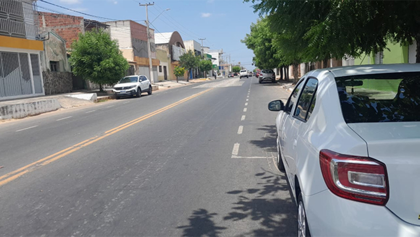 Imagem 1 -  Caern libera trânsito de veículos na Av. Venceslau Braz e reforça sobre interdição na Alberto MaranhãoFoi realizado serviço de esgoto convencional na rua e beneficiou diretamente 70 imóveis. Já o serviço das ligações dentro das residências continua em andamento até dezembro. O investimento neste serviço chegou aos R$ 4 millhões. A Caern reforça que, na segunda-feira (21), a partir das 8h, a avenida Alberto Maranhão será interditada, no trecho entre a Delfim Moreira e a Afonso Pena, para serviço de instalação de troca de tubulação de grande porte. Motoristas devem buscar rotas alternativas.