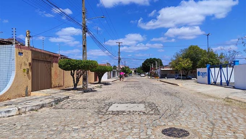 Imagem 1 - Para realizar o trabalho será necessário fechar uma via da rua Manoel Leonardo, a partir do trecho na altura do reservatório. A interdição ocorrerá às 8 horas da manhã e a escavação será feita para assentar tubulação de grande diâmetro. O serviço seguirá pela Manoel Leonardo até chegar a lateral da Igreja Nossa Senhora de Fátima. A previsão é que a conclusão ocorra até 20 de novembro. O serviço na Manoel Leonardo integra as obras da avenida Abel Coelho. Atualmente, o sentido Abolição/Centro, na altura do Supermercado Cidade, está em obras. A colocação de tubulação na avenida e pavimentação neste trecho da Abel Coelho será concluído até quarta-feira (23). A previsão é que na quinta-feira (24), a avenida será liberada para fluxo de veículos. Imagem 1 - Para realizar o trabalho será necessário fechar uma via da rua Manoel Leonardo, a partir do trecho na altura do reservatório. A interdição ocorrerá às 8 horas da manhã e a escavação será feita para assentar tubulação de grande diâmetro. O serviço seguirá pela Manoel Leonardo até chegar a lateral da Igreja Nossa Senhora de Fátima. A previsão é que a conclusão ocorra até 20 de novembro. O serviço na Manoel Leonardo integra as obras da avenida Abel Coelho. Atualmente, o sentido Abolição/Centro, na altura do Supermercado Cidade, está em obras. A colocação de tubulação na avenida e pavimentação neste trecho da Abel Coelho será concluído até quarta-feira (23). A previsão é que na quinta-feira (24), a avenida será liberada para fluxo de veículos.