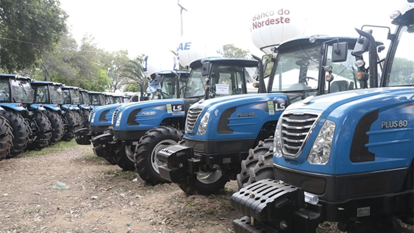   Governo entrega maquinário agrícola a municípios do RN; investimento é de mais de R$ 30 milhões. A entrega aconteceu nesta sexta-feira (18), na 62ª Festa do Boi, no Parque Aristófanes Fernandes, em Parnamirim/RN. O maquinário é fruto de um convênio com o Ministério da Agricultura (Mapa), executado por representantes da bancada federal do RN, como a deputada Natália Bonavides, o deputado Benes Leocádio e o então senador Jean-Paul. Inicialmente, serão beneficiados os municípios de Coronel Ezequiel, Pedra Grande, São Bento do Trairi, Santana do Matos, Passa e Fica, Grossos, Doutor Severiano, Caiçara do Norte, São João do Sabugi, Severiano Melo, Santo Antônio e Ruy Barbosa.