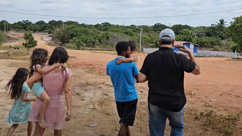 Imagem 1 - O casal Daiana e Cristiano, que tem dez filhos, chegaram a Serra do Mel há cerca de 10 anos, em busca de trabalho. Eles são naturais de Baraúna. Trabalho até encontraram, mas não com rendimento suficiente para alimentar a família e construir a casa própria. Depois do décimo despejo, decidiram pedir ajuda nas redes sociais para construir o sonho da casa própria. Já tem o terreno, alguns tijolos e telhas. Quem deseja ajuda-los: Chave pix de Daiane - Franciscadayanebezerradeandrad@gmail.com Imagem 1 - O casal Daiana e Cristiano, que tem dez filhos, chegaram a Serra do Mel há cerca de 10 anos, em busca de trabalho. Eles são naturais de Baraúna. Trabalho até encontraram, mas não com rendimento suficiente para alimentar a família e construir a casa própria. Depois do décimo despejo, decidiram pedir ajuda nas redes sociais para construir o sonho da casa própria. Já tem o terreno, alguns tijolos e telhas. Quem deseja ajuda-los: Chave pix de Daiane - Franciscadayanebezerradeandrad@gmail.com