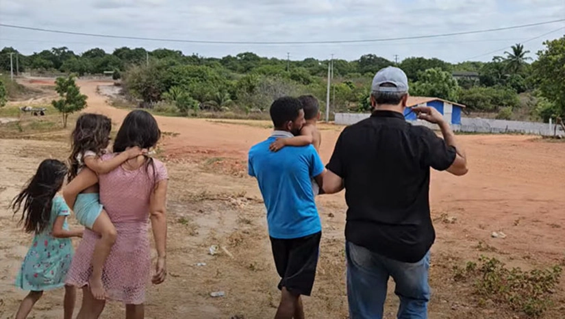   O casal Daiana e Cristiano, que tem dez filhos, chegaram a Serra do Mel há cerca de 10 anos, em busca de trabalho. Eles são naturais de Baraúna. Trabalho até encontraram, mas não com rendimento suficiente para alimentar a família e construir a casa própria. Depois do décimo despejo, decidiram pedir ajuda nas redes sociais para construir o sonho da casa própria. Já tem o terreno, alguns tijolos e telhas. Quem deseja ajuda-los: Chave pix de Daiane - Franciscadayanebezerradeandrad@gmail.com