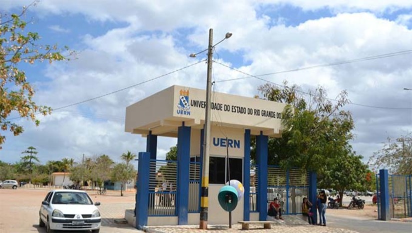 Imagem 1 -  A Feira de Internacionalização acontecerá de de 23 a 25 de outubro na UERN em Mossoró e visa facilitar o diálogo entre a Universidade e instituições globais, ampliando as oportunidades de mobilidade acadêmica, cooperação científica e cultural. Entre as áreas de foco, destacam-se Letras, Linguística, Enfermagem, Educação, Sociologia, e Ciências Biológicas, refletindo a diversidade e a interdisciplinaridade dos temas abordados. Com uma expectativa de mais de 850 inscritos, o evento prevê uma forte participação da comunidade acadêmica em discussões sobre inovação, cooperação e oportunidades internacionais.