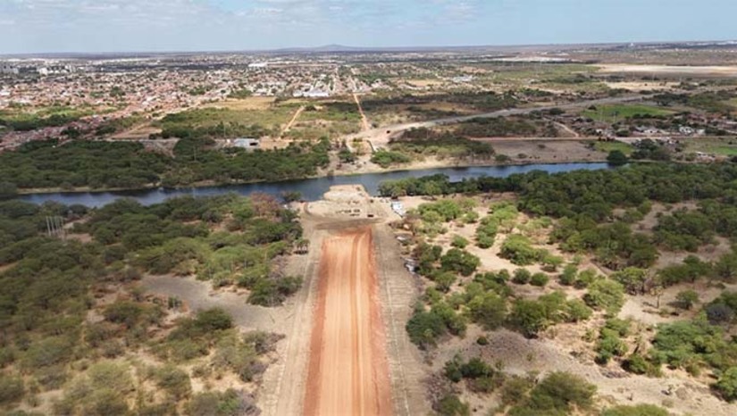 Imagem 1 -   O Complexo Viário 15 de Março representa um projeto significativo para a infraestrutura urbana, abrangendo diversas melhorias nas vias e no fluxo de trânsito na região.  As obras têm avançado rapidamente, com a equipe de engenharia trabalhando intensamente para cumprir os prazos estabelecidos. Este investimento visa otimizar a mobilidade urbana, proporcionando um tráfego mais eficiente e reduzindo pontos de congestionamento crônicos. A interligação das principais vias é fundamental para facilitar o deslocamento dos cidadãos, beneficiando tanto os moradores da área quanto visitantes. Além disso, para integrar sistemas de transporte público no planejamento do complexo viário. "Será a maior ponte já executada no nosso município", dise Allyson Bezerra, Prefeito de Mossoró.