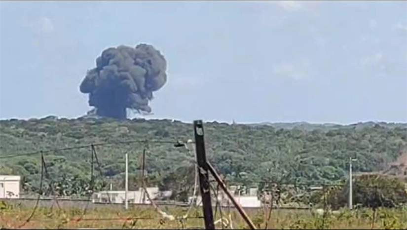   Aeronave da FAB cai durante voo de treinamento no município de Parnamirim. O acidente aconteceu na tarde desta terça-feira (22). Segundo informações da própria FAB, a aeronave, um caça F-5M, era tripulada apenas pelo piloto. Ele conseguiu se ejetar e foi resgatado. Antes de se ejetar, ainda conforme a FAB, o piloto teria direcionado a aeronave para uma área de mata, evitando que ela atingisse condomínios residenciais próximos. Ninguém ficou ferido.