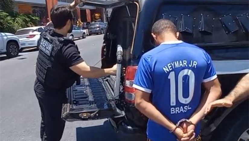 Imagem 1 -  Suspeito de invadir clínica e roubar cinco mulheres e uma adolescente é preso em Mossoró. O crime aconteceu em 28 de agosto de 2024, em uma clínica localizada no bairro Dom Jaime Câmara. As investigações, conduzidas pela equipe da Defur, apontaram que o suspeito, flagrado pelo circuito de segurança da clínica, era um morador da comunidade do Pirrichil, de 34 anos, que trabalhava em um condomínio no bairro do Rincão. A polícia realizou várias diligências para localizá-lo, conseguindo efetuar a prisão nesta terça-feira (22).
