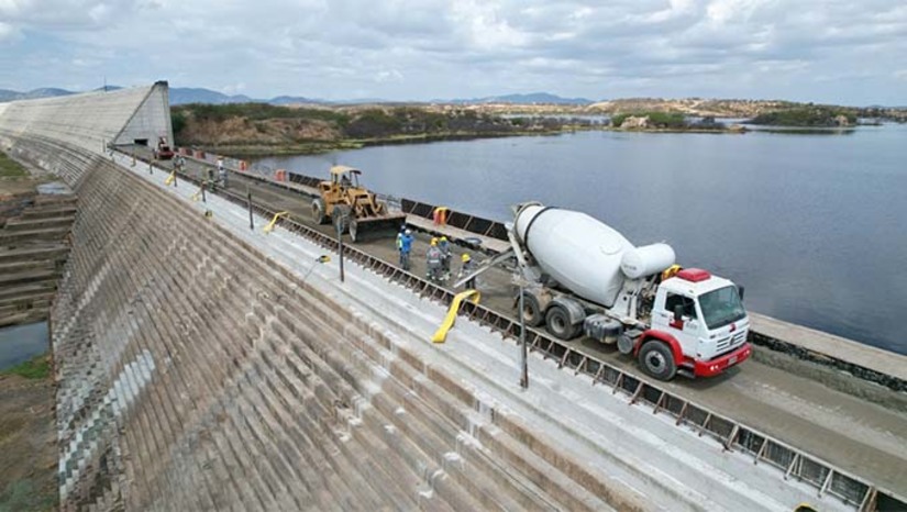 Imagem 1 -  De acordo com a Secretaria Estadual de Meio Ambiente e Recursos Hídricos (Semarh), a obra, que foi orçada inicialmente em R$ 311 milhões, hoje chega a um investimento estimado de R$ 893 milhões, um aumento de 187% devido a mudanças no projeto e necessidade de novos recursos.  A data de finalização da obra foi formalizada em um pedido de aditivo contratual enviado pelo Governo do Estado ao Departamento Nacional de Obras Contra as Secas (DNOCS).  "O objetivo é concluir o barramento principal até o final deste ano, com as agrovilas e obras complementares previstas para o ano seguinte", explica Paulo Varella, secretario Estadual de Meio Ambiente e Recursos Hídricos.