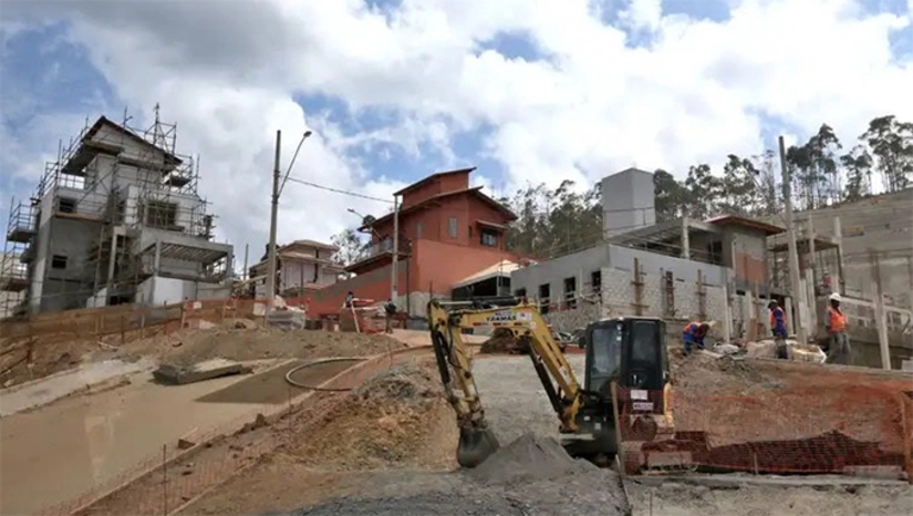   Governo detalha aplicação dos R$ 100 bi de indenização da tragédia de Mariana/MG. O valor foi firmado por um acordo entre o governo e as empresas responsáveis pela barragem do Fundão, que se rompeu, resultando na tragédia do Rio Doce que atingiu os estados de Minas Gerais e Espírito Santo em novembro de 2015. O acordo tem como um dos principais pontos o pagamento de R$ 100 bilhões em dinheiro novo para ser aplicado em políticas de reparação socioambientais, que devem ser pagos pelas empresas envolvidas na tragédia em 20 anos ao poder público para serem aplicados em diversas destinações. Em um processo coordenado pela AGU, o Governo Federal traçou, de forma detalhada, a aplicação da quantia que deverá ser paga ao Poder Público.