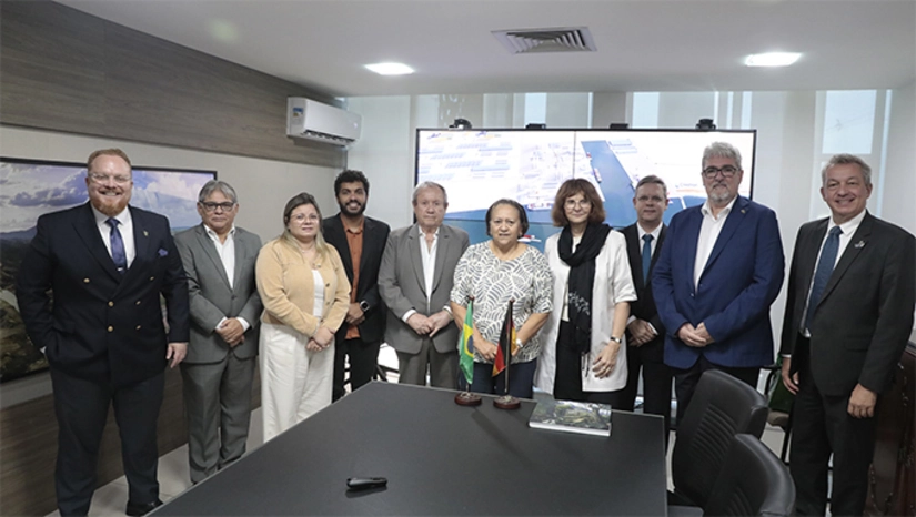   Fátima apresenta potencialidades econômicas do RN a representantes da Alemanha. Nesta sexta-feira (25), a governado do Estado recebeu a embaixadora da Alemanha no Brasil, Bettina Cadenbach, o Cônsul-Geral da Alemanha para o Nordeste, Johannes Bloos, o Cônsul Honorário da Alemanha no RN, Axel Geppert e o adido político da Embaixada, Sr. Ulrich Von Schröter. Na oportunidade, Fátima apresentou o potencial do RN no campo das energias renováveis, hidrogênio verde e amônia, além de detalhar o projeto do Porto Indústria Verde, que será o primeiro da América Latina especificamente voltado para as energias renováveis e derivados.