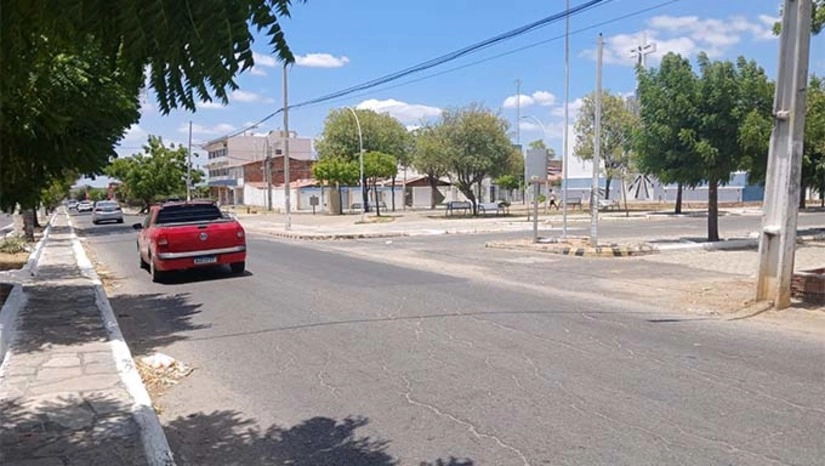   A interdição será das 6h30 da manhã ao início da noite da quarta-feira (30) no trecho da avenida Abel Coelho, no Abolição I em frente à Igreja Nossa Senhora de Fátima. Segundo  a Caern, a medida é necessária para garantir a interligação na tubulação que vai levar água até o reservatório do Abolição I. A Caern está instalando a tubulação da adutora na rua Manoel Leonardo, obras que também integram os serviços do sistema Apodi/Mossoró. O serviço na Manoel Leonardo deve ocorrer até 20 de novembro. As novas tubulações já foram instaladas no trecho em frente ao reservatório do Abolição I e as obras seguem em direção à lateral da igreja Nossa Senhora de Fátima.