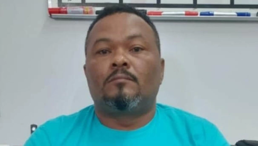   Vigilante é condenado a 27 anos e 6 meses de prisão por um homicídio e uma tentativa em Mossoró. Expedito Caetano Leite, de 38 anos, foi levado a júri popular na manhã desta quarta-feira (6), no Fórum Municipal Desembargador Silveira Martins, em Mossoró. O Conselho de Sentença considerou o réu culpado pelo homicídio de Antônio Vitor Bezerra de Queiroz e a tentativa de homicídio de Valdecio Moreira do Nascimento, crimes ocorridos no dia 10 de novembro de 2022, no bairro Rincão. Com a decisão dos jurados, o juiz estabeleceu a pena em 27 anos e 6 meses de prisão em regime, inicialmente, fechado.