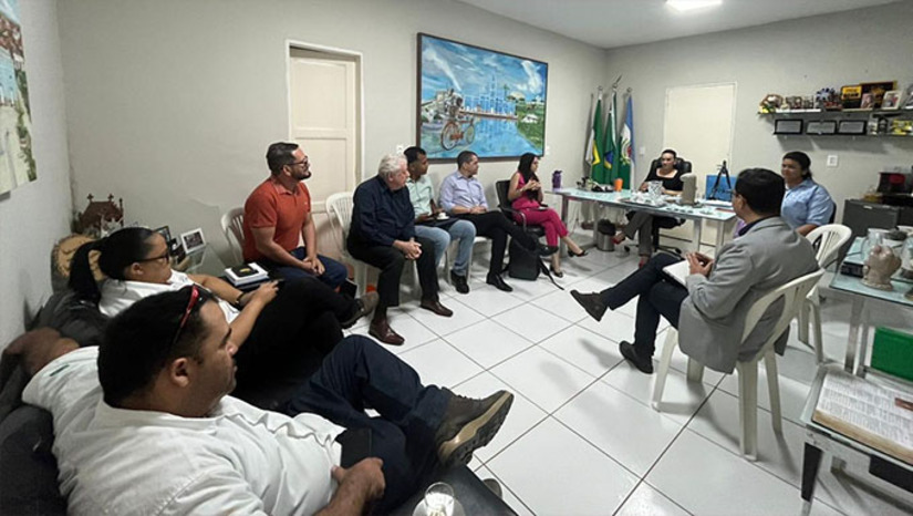 Imagem 1 - O projeto da 1ª usina piloto de H2V (hidrogênio verde) do Rio Grande do Norte foi apresentado na quarta-feira (13/11) durante reunião com a prefeita Divanise Oliveira, de Baraúna-RN. A iniciativa, que conta com o apoio do Centro de Estratégias em Recursos Naturais e Energia (CERNE), será implementada na fábrica de cimentos da empresa Mizu. Imagem 1 - O projeto da 1ª usina piloto de H2V (hidrogênio verde) do Rio Grande do Norte foi apresentado na quarta-feira (13/11) durante reunião com a prefeita Divanise Oliveira, de Baraúna-RN. A iniciativa, que conta com o apoio do Centro de Estratégias em Recursos Naturais e Energia (CERNE), será implementada na fábrica de cimentos da empresa Mizu.