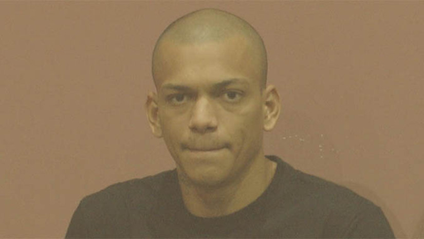 Imagem 1 - TJP condena réu a 21 anos e 10 meses por homicídio ocorrido no Ouro Negro, em Mossoró. Antônio Jefersson da Silva Saraiva foi a júri popular nesta quinta-feira (14). Ele foi considerado culpado pelo homicídio que vitimou Paulo Luan Sena Marques, de 20 anos, no dia 16 de janeiro de 2024. O Conselho de Sentença decidiu pela condenação por homicídio qualificado, cometido por motivação fútil, com uso de recurso que dificultou a defesa da vítima. Imagem 1 - TJP condena réu a 21 anos e 10 meses por homicídio ocorrido no Ouro Negro, em Mossoró. Antônio Jefersson da Silva Saraiva foi a júri popular nesta quinta-feira (14). Ele foi considerado culpado pelo homicídio que vitimou Paulo Luan Sena Marques, de 20 anos, no dia 16 de janeiro de 2024. O Conselho de Sentença decidiu pela condenação por homicídio qualificado, cometido por motivação fútil, com uso de recurso que dificultou a defesa da vítima.