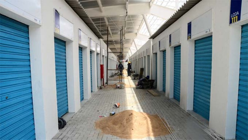 Imagem 1 - A informação foi confirmada pelo gestor em entrevista a Rádio Difusora na manhã desta segunda- feira (18), durante a entrega da UBS Sinharinha Borges, no bairro Barrocas. "Nós iremos alocar todos os comerciantes que estão na lateral da catedral de Santa Luzia, já para o Centro Comercial, para que a festa aconteça com mais espaço,e ao mesmo tempo, nós já começaremos a organização do centro de Mossoró", comentou o prefeito. O equipamento esta com 75% dos trabalhos já concluídos. Imagem 1 - A informação foi confirmada pelo gestor em entrevista a Rádio Difusora na manhã desta segunda- feira (18), durante a entrega da UBS Sinharinha Borges, no bairro Barrocas. "Nós iremos alocar todos os comerciantes que estão na lateral da catedral de Santa Luzia, já para o Centro Comercial, para que a festa aconteça com mais espaço,e ao mesmo tempo, nós já começaremos a organização do centro de Mossoró", comentou o prefeito. O equipamento esta com 75% dos trabalhos já concluídos.