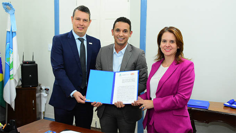 Imagem 1 -  PMM, MP e Ufersa assinam acordo para implantação da Justiça Restaurativa. O acordo de cooperação foi oficializado em solenidade realizada no Salão dos Grandes Atos do Palácio da Resistência, nesta segunda-feira (18), com a presença do prefeito Allyson Bezerra, do Prof. Dr. Rodrigo Codes, reitor da Ufersa, e da procuradora-geral de Justiça do Rio Grande do Norte, Elaine Cardoso. A  medida visa a resolução consensual de conflitos, entre duas ou mais partes, sem que a decisão seja tomada por terceiros, como juízes. Com o acordo, haverá a formação continuada de gestores, servidores e representantes da sociedade civil, para atuarem como instrutores e facilitadores de práticas restaurativas em situações cotidianas da convivência comunitária e social. 