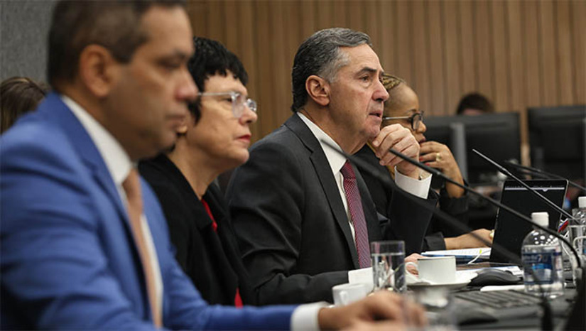 Imagem 1 -  “Uma desonra para o país”, diz presidente do STF sobre tentativas de golpe. Luís Roberto Barroso afirmou, nesta terça-feira (19), durante sessão ordinária do Conselho Nacional de Justiça, que as notícias sobre a tentativa de golpe planejada no Brasil após as últimas eleições presidenciais, em 2022, são “estarrecedoras”. Para ele, a situação representa a “expressão de um sentimento antidemocrático e do desrespeito ao Estado de Direito. Nós estamos falando de crimes previstos no Código Penal”, disse 
