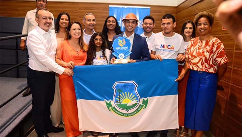 Imagem 1 - A certificação do órgão que faz parte da Organização das Nações Unidas (ONU) é um reconhecimento pelas ações da Prefeitura de Mossoró voltadas à primeira infância e adolescência em áreas como educação, saúde e proteção social. A cerimônia foi realizada na Escola de Governo, em Natal, e contou com a presença do prefeito Allyson Bezerra, secretários municipais, demais representantes do Poder Público municipal e também do Núcleo de Cidadania de Adolescentes (NUCA). Imagem 1 - A certificação do órgão que faz parte da Organização das Nações Unidas (ONU) é um reconhecimento pelas ações da Prefeitura de Mossoró voltadas à primeira infância e adolescência em áreas como educação, saúde e proteção social. A cerimônia foi realizada na Escola de Governo, em Natal, e contou com a presença do prefeito Allyson Bezerra, secretários municipais, demais representantes do Poder Público municipal e também do Núcleo de Cidadania de Adolescentes (NUCA).