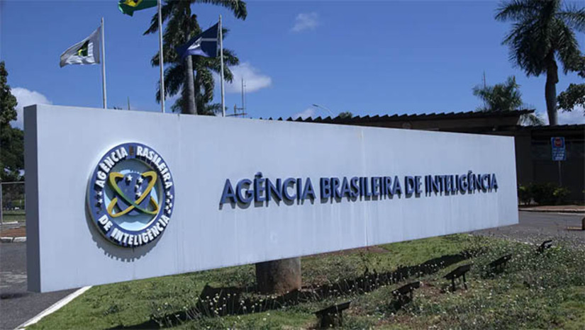 Imagem 1 -  [COLUNA ESPLANADA] Tem chamado a atenção de autoridades o perfil baixo da Agência Brasileira de Inteligência (ABIN) diante de tantos fatos que cobram a sua atuação. Adidos policiais e militares estrangeiros envolvidos na organização do G20 não receberam, em momento algum, informação sobre a atuação da Inteligência, mesmo com a presença de vários líderes mundiais no Rio. O senador Renan Calheiros (MDB-AL) manteve a palavra e não deixou a Comissão Mista de Controle das Atividades de Inteligência funcionar em 2024, quando lhe coube presidi-la em conjunto com a Comissão de Relações Exteriores do Senado. É a comissão que cobraria de perto as ações dos órgãos de inteligência.