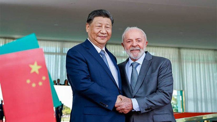 Imagem 1 - Lula e Xi Jinping assinaram acordos para ampliar patamar das relações bilaterais entre Brasil e China. O presidente da República Popular da China foi recebido pelo presidente brasileiros nesta quarta-feira (20), no Palácio da Alvorada, em Brasília. “No contexto desta visita, quase 40 atos internacionais foram assinados em áreas como comércio, agricultura, indústria, investimentos, ciência e tecnologia, comunicações, saúde, energia, cultura, educação e turismo”, listou o presidente Lula, durante sua declaração à imprensa. Ele também fez questão de ressaltar que o encontro fortalece ainda mais a parceria estratégica entre as nações. Imagem 1 - Lula e Xi Jinping assinaram acordos para ampliar patamar das relações bilaterais entre Brasil e China. O presidente da República Popular da China foi recebido pelo presidente brasileiros nesta quarta-feira (20), no Palácio da Alvorada, em Brasília. “No contexto desta visita, quase 40 atos internacionais foram assinados em áreas como comércio, agricultura, indústria, investimentos, ciência e tecnologia, comunicações, saúde, energia, cultura, educação e turismo”, listou o presidente Lula, durante sua declaração à imprensa. Ele também fez questão de ressaltar que o encontro fortalece ainda mais a parceria estratégica entre as nações.