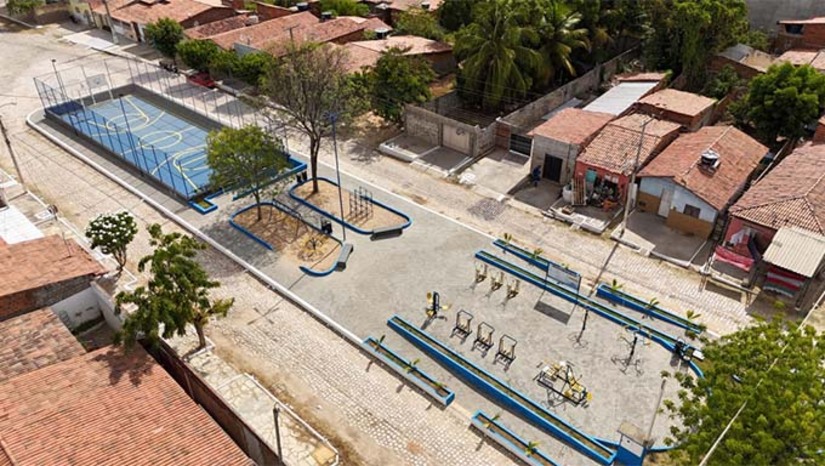 Imagem 1 -  O projeto de revitalização da praça Estudante Antônio Francisco Aquino Santos, localizada na Travessa Filgueira Filho, bairro Alto de São Manoel, inclui melhorias, recuperação da quadra poliesportiva, instalação de mobiliário urbano, paisagismo, iluminação em LED e acessibilidade para os moradores e visitantes do bairro. A obra tem como objetivo proporcionar um espaço público mais agradável e seguro para a comunidade. O projeto de revitalização faz parte do plano da gestão municipal de promover a melhoria da infraestrutura urbana em diversos pontos da cidade por meio do programa "Mossoró Realiza”.